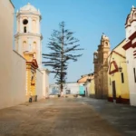 La imagen muestra los alrededores de la histórica Iglesia San Pedro de Lambayeque, ubicada en el centro histórico de la ciudad de Lambayeque, en la ruta de León, en el norte del Perú