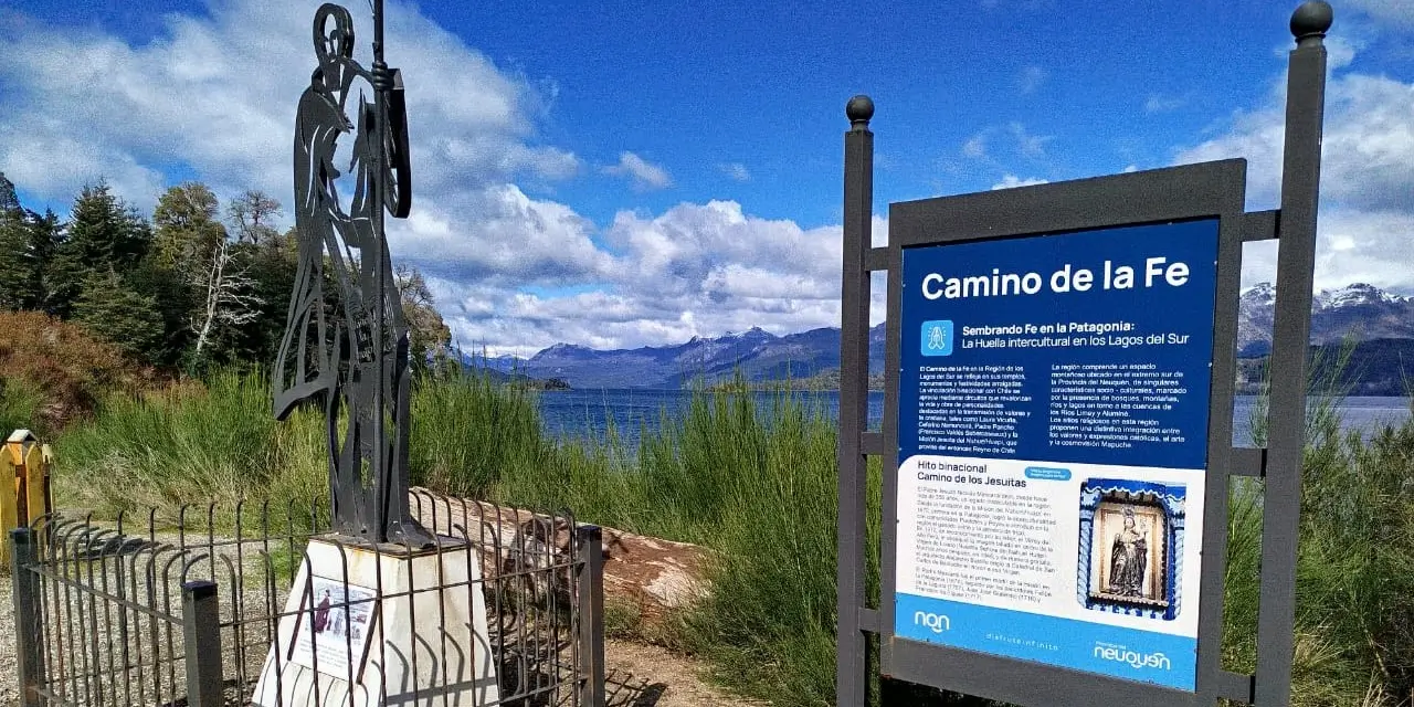 El Camino de la Fe es un corredor de turismo religioso y cultural en la provincia de Neuquén, Argentina, que se extiende por cientos de kilómetros desde el norte hasta la cordillera sur. La imagen muestra un hito y cartel informativo del recorrido en la zona de los lagos del sur, vinculado a la memoria de los jesuitas en la región