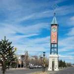 Esta fotografía muestra la Torre de las Horas en el centro de Malargüe, con su característico diseño de torre alta y cúpula adornada con una estrella. La estructura, inaugurada en 2000, se erige como un punto de referencia visual y cultural en la ciudad argentina.