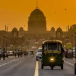 Kartavya Path (antes llamada Rajpath) en dirección al Rashtrapati Bhavan (la residencia oficial del presidente de la India) en Nueva Delhi, capturada al atardecer.