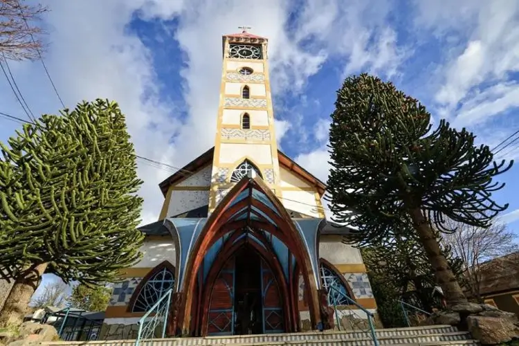 El Santuario Nuestra Señora de las Nieves y Beata Laura Vicuña, ubicado en Junín de los Andes, Neuquén, combina la arquitectura cristiana contemporánea con elementos de la cosmovisión mapuche y está enmarcado por tradicionales pehuenes