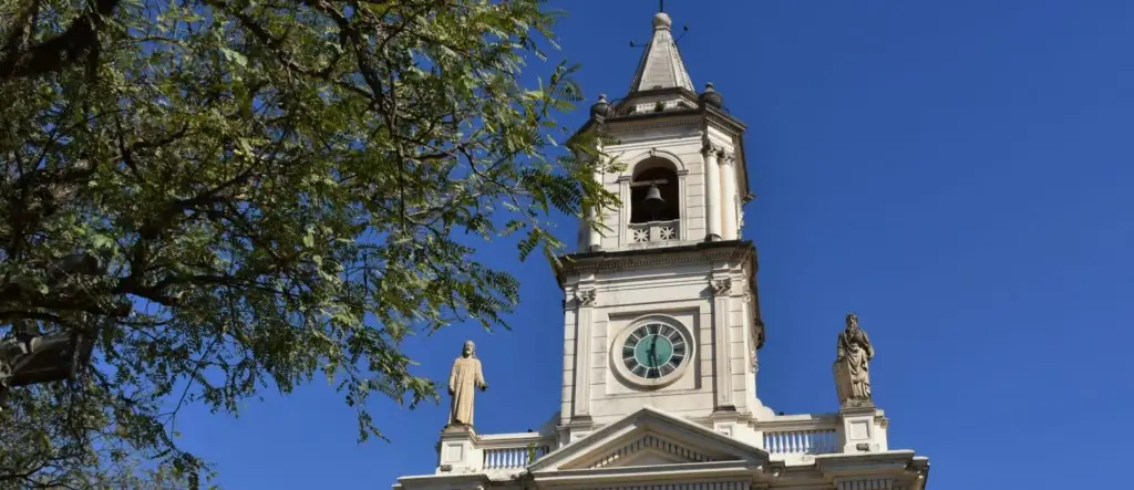 Esta es la fachada de la Iglesia Nuestra Señora de La Merced en la ciudad de Corrientes, Argentina.