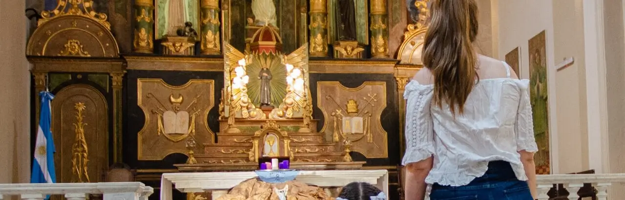 El turismo religioso en Corrientes tiene dos escalas: la de la capital, donde siete iglesias coloniales narran cuatro siglos de fe urbana alrededor de la cruz que resistió el fuego en 1588, y la de la provincia, donde las ruinas de las reducciones jesuítico-guaraníes se extienden a lo largo del río Uruguay en seis localidades.