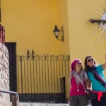 Una tipica imagen del turismo religioso en salta en la iglesia nuestra señora del rosario en cachi