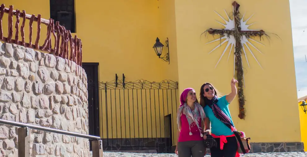 Una tipica imagen del turismo religioso en salta en la iglesia nuestra señora del rosario en cachi