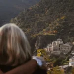 La comarca orensana de Valdeorras concentra, entre viñedos y montañas, uno de los grandes santuarios de peregrinación de Galicia, una ruta jacobea histórica y una iglesia de finales del siglo XIX que la tradición oral vincula a Antoni Gaudí —sin documentos que lo prueben, pero con una arquitectura que invita a creerl