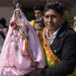 Esta imagen muestra una procesión en honor a la Virgen de Urkupiña, celebrada por la comunidad boliviana en la provincia de cordoba argentina