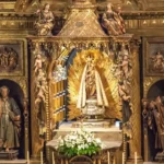 La imagen muestra el Retablo Mayor y el camarín con la venerada imagen de la Virgen de la Encina (conocida popularmente como La Morenica), patrona de la comarca de El Bierzo, ubicado en el interior de la Basílica de Nuestra Señora de la Encina en Ponferrada, provincia de León, España