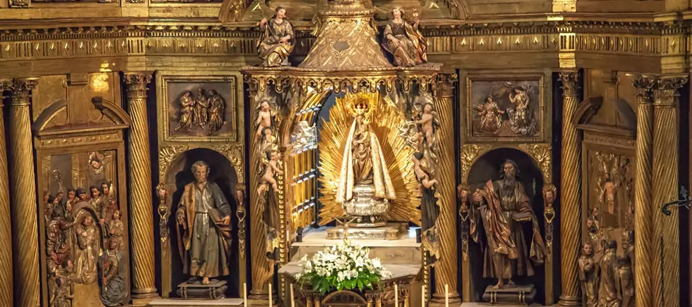 La imagen muestra el Retablo Mayor y el camarín con la venerada imagen de la Virgen de la Encina (conocida popularmente como La Morenica), patrona de la comarca de El Bierzo, ubicado en el interior de la Basílica de Nuestra Señora de la Encina en Ponferrada, provincia de León, España