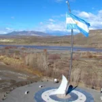 La imagen muestra el Hito de la Ruta Nacional 40 ubicado en el acceso a la localidad de Chos Malal, en el norte de la provincia de Neuquén, Argentina. Este monumento parece señalar el punto medio aproximado del recorrido de la emblemática ruta que cruza el país de sur a norte