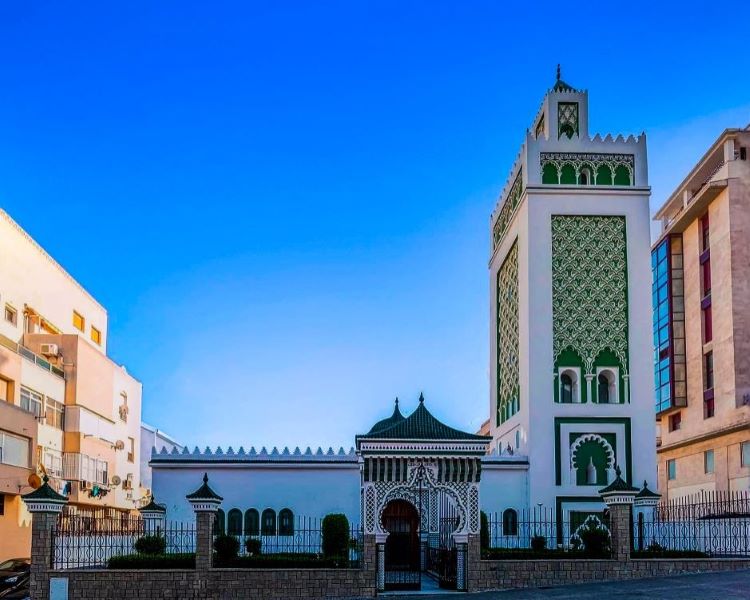 La imagen muestra la mezquita de Muley El-Mehdi (también conocida como mezquita de Yemalquivir), ubicada en la Avenida de África