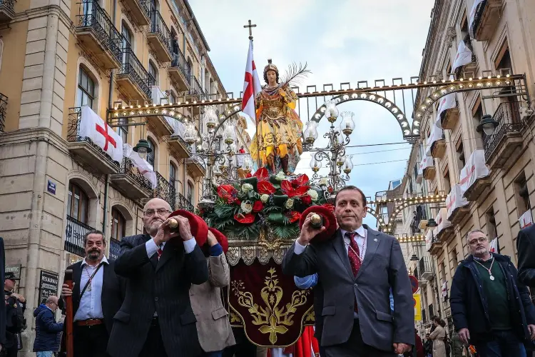 Esta fotografía muestra la Procesión de San Jorge en Alcoy, con una imagen procesional adornada con flores y banderas ondeando por las calles. La celebración, que rinde homenaje al patrono de la ciudad, se llevó a cabo en el centro histórico con gran participación de vecinos y visitantes.