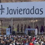 La imagen muestra una ceremonia religiosa al aire libre durante las Javieradas, la tradicional peregrinación anual hacia el Castillo de Javier en Navarra, España, en honor a San Francisco Javier.