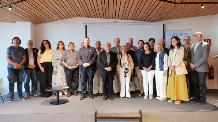 La imagen muestra a un grupo de asistentes y organizadores reunidos en el escenario durante la Segunda Jornada de Pastoral del Turismo, celebrada en septiembre de 2026 en Muxía por la Archidiócesis de Santiago de Compostela.