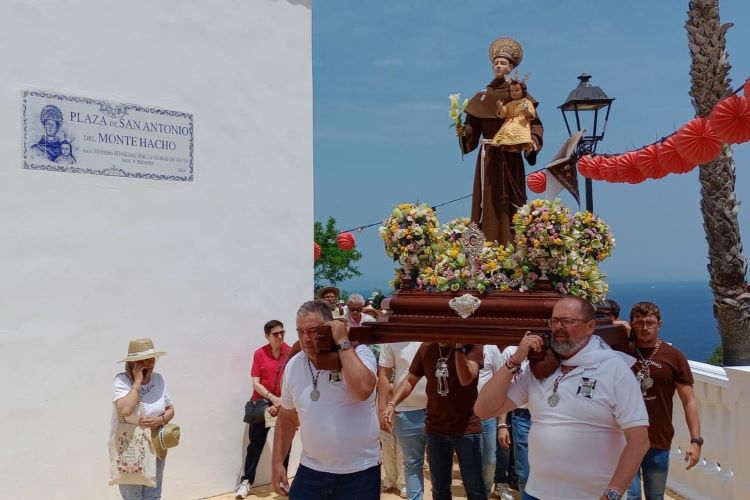 La imagen muestra la tradicional Romería de San Antonio en la Plaza de San Antonio del Monte Hacho