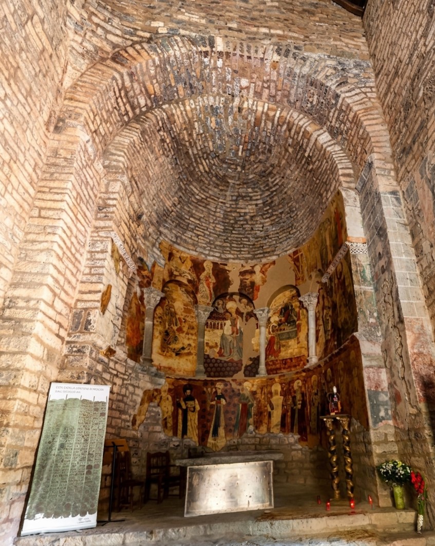 La imagen muestra el ábside y el altar interior de la Iglesia de Santa María de Iguácel, un destacado templo románico del siglo XI ubicado en el valle de la Garcipollera, en la provincia de Huesca, Aragón, España.