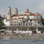 La imagen muestra la Catedral de Nuestra Señora de la Asunción vista desde el mar en la ciudad autónoma de Ceuta, España