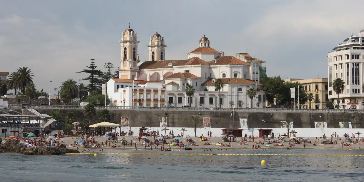 La imagen muestra la Catedral de Nuestra Señora de la Asunción vista desde el mar en la ciudad autónoma de Ceuta, España