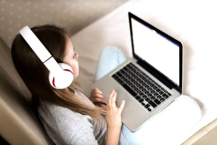 Seleccionar auriculares y notebook para el uso cotidiano requiere analizar tus necesidades reales, el presupuesto disponible y la compatibilidad entre ambos equipos.