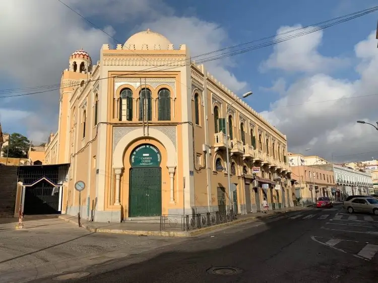 La imagen muestra la Fachada de la Mezquita Central de Melilla, obra de Enrique Nieto, 