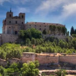 La imagen muestra el majestuoso Monasterio de Uclés, conocido como "el Escorial de La Mancha", situado en la provincia de Cuenca, España