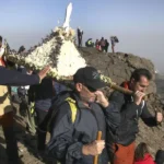 La imagen muestra a un grupo de fieles durante la tradicional Romería de la Virgen de las Nieves en Sierra Nevada (Monachil, Granada, España).