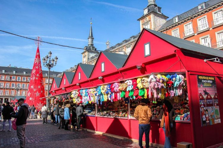 El Mercado de Navidad de la Plaza Mayor en Madrid, España