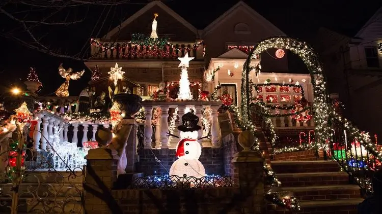 Navidad en las grandes metropolis este es Dyker Heights, un barrio residencial ubicado en Brooklyn, Nueva York.