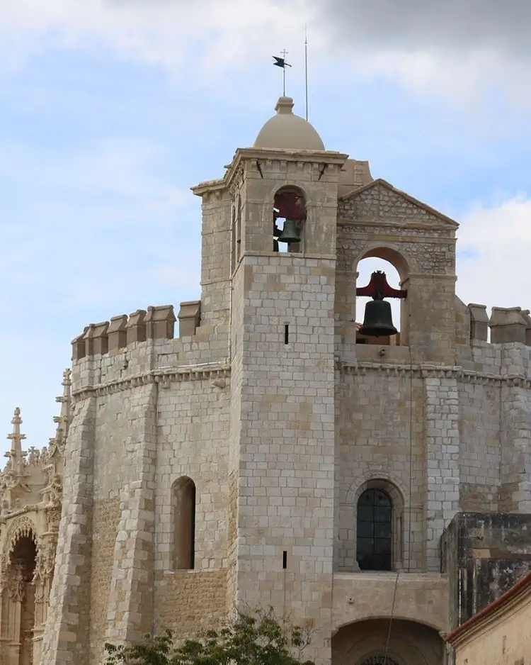 La imagen muestra una torre y almenas del Convento de Cristo, un histórico complejo monástico y fortaleza templaria ubicado en la localidad de Tomar, Portugal, fundado en el siglo XII y declarado Patrimonio de la Humanidad por la UNESCO