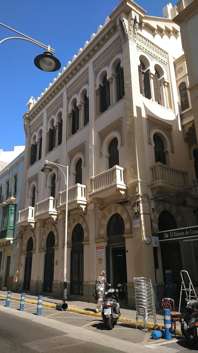 La imagen muestra Sinagoga Or Zaruah de Melilla, templo de la comunidad judía sefardí, un emblemático edificio situado en la calle López Moreno